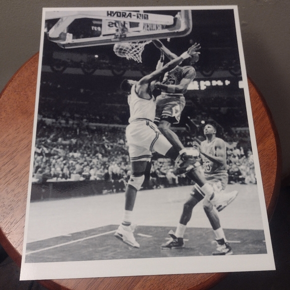 MICHAEL JORDAN DUNKS💥ON EWING  8.5x11 REPRINT 3 POSTER GLOSSY B/W BUNDLE SET!🔥 - Picture 7 of 16